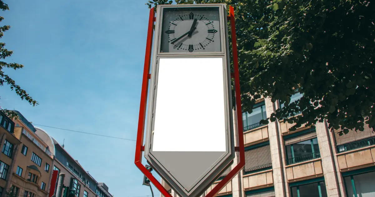 Zegary reklamowe – jak mogą wzmocnić Twoją markę?