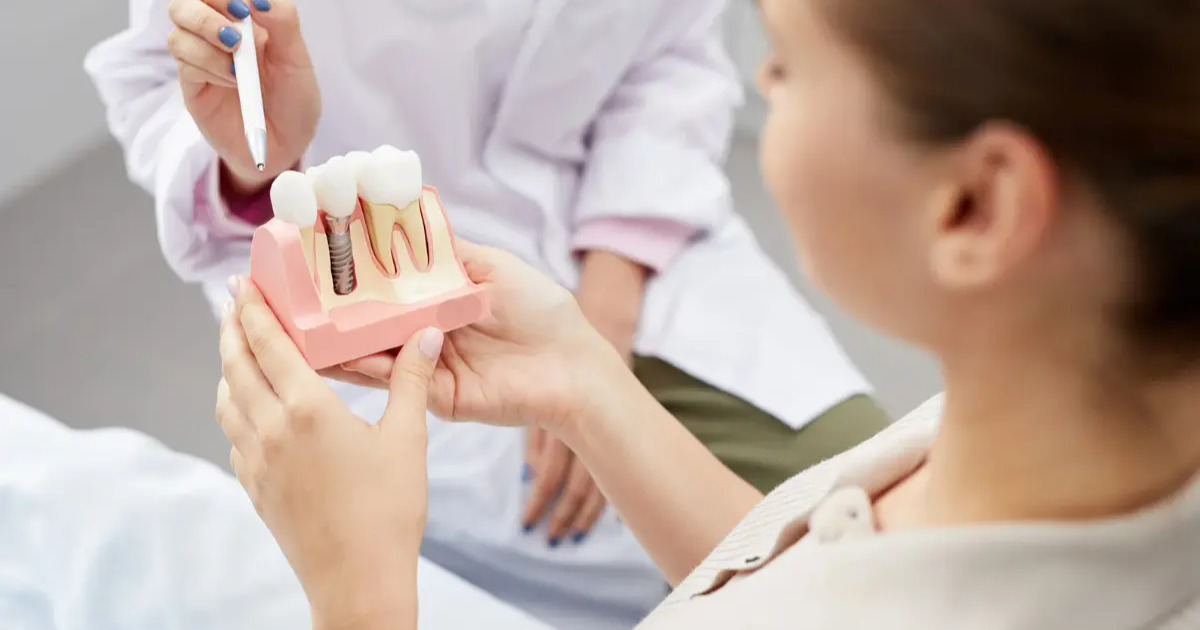 Implanty dentystyczne – nowoczesne i trwałe rozwiązanie na brakujące zęby